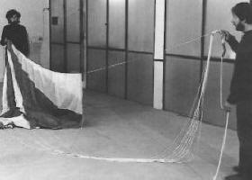 COMMENT PLIER UN PARACHUTE A OUVERTURE RAPIDE